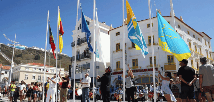 Bandeira Azul na Praia da Nazaré com sistema para daltónicos