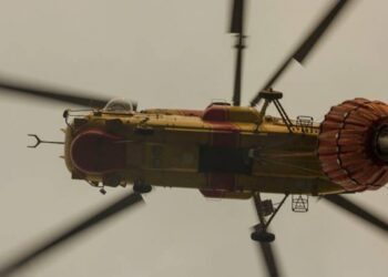 Fotojornalistas e fotógrafos vendem fotografias para ajudar bombeiros