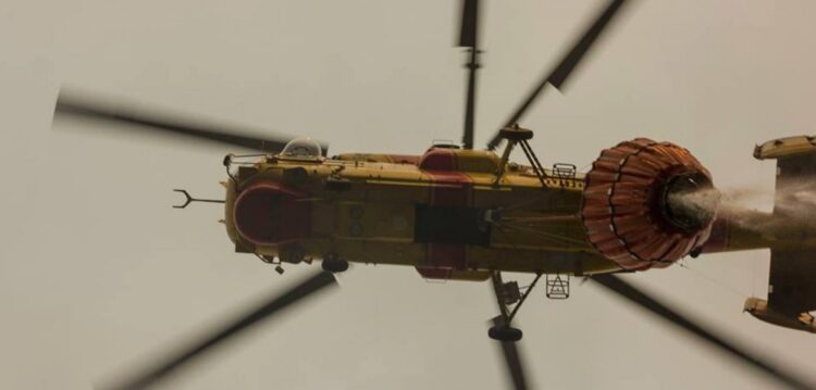 Fotojornalistas e fotógrafos vendem fotografias para ajudar bombeiros