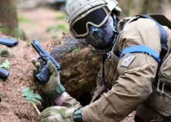 Recriação de combate de guerrilha com fins solidários