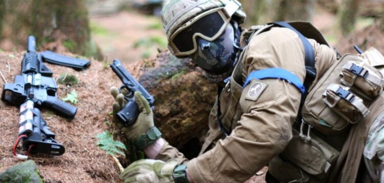 Recriação de combate de guerrilha com fins solidários