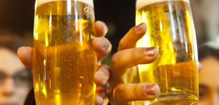 Só 2,1% dos estabelecimentos fiscalizados vende álcool a menores