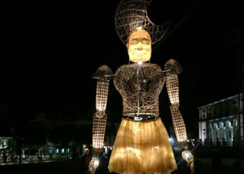 Veja o vídeo: ‘Lúmen’ conta história de amor em Alcobaça com marionetas de 5 metros de altura