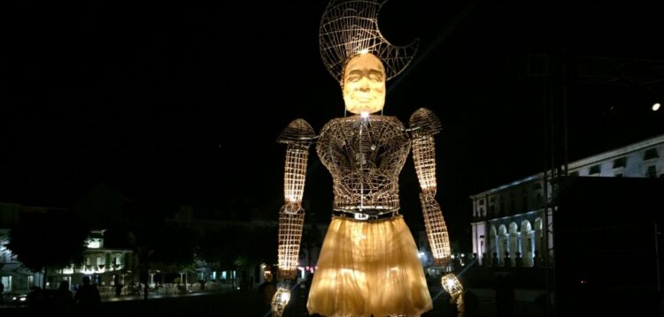 Veja o vídeo: ‘Lúmen’ conta história de amor em Alcobaça com marionetas de 5 metros de altura