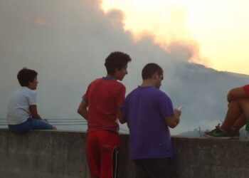 203 bombeiros e 66 viaturas ainda combatem fogo nas Serras de Aire e Candeeiros