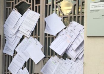 Cadernos eleitorais pendurado por cordéis à porta do tribunal de Leiria causam estranheza