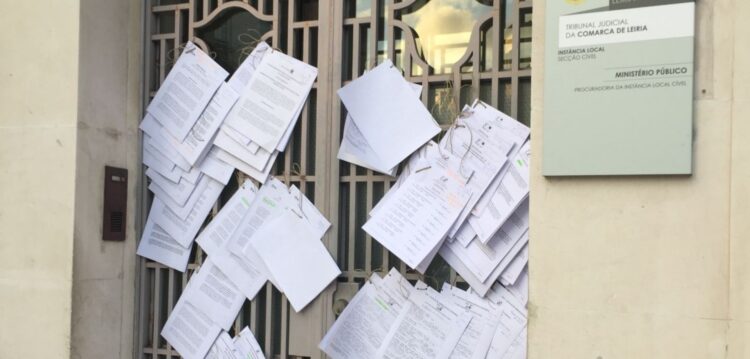 Cadernos eleitorais pendurado por cordéis à porta do tribunal de Leiria causam estranheza