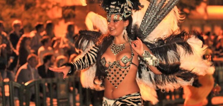 Carnaval de Verão e Festa Silenciosa na Praia do Pedrógão