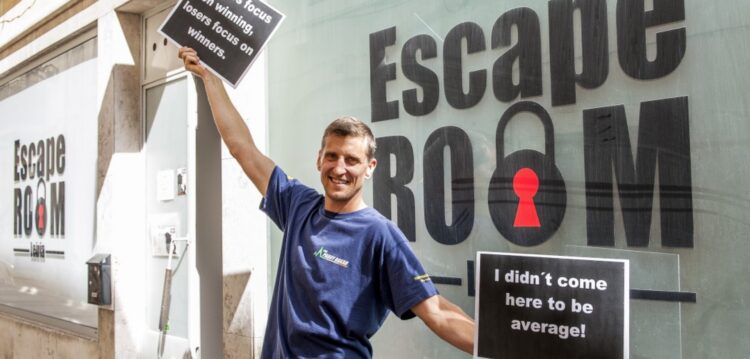 Fechados numa sala com enigmas para decifrar. Isto é Escape Room