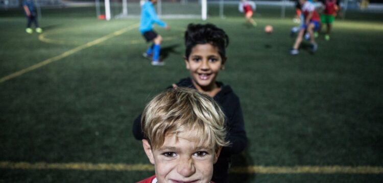 Futebol une o que o preconceito separa