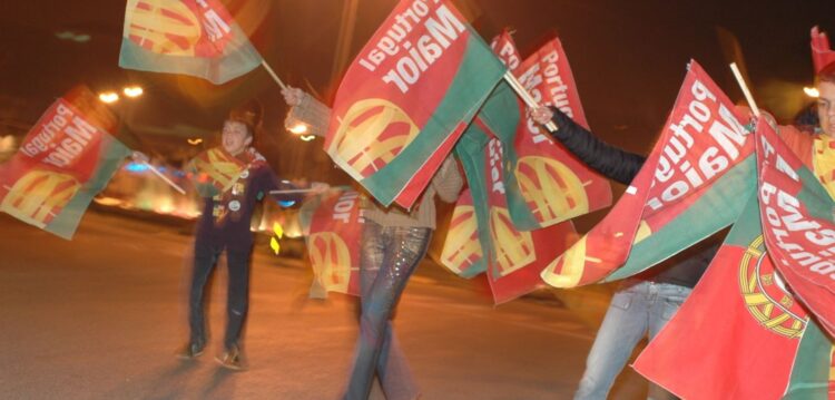 Jovens e política, um casamento difícil de consumar