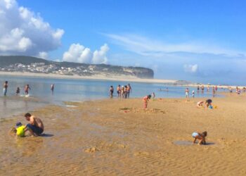 Para o El Pais, Foz do Arelho e Supertubos estão entre as 14 melhores praias a dois passos de Lisboa