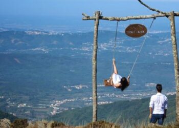Teria coragem para andar num baloiço a 1200 metros de altitude?