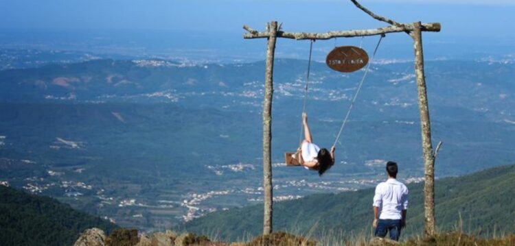 Teria coragem para andar num baloiço a 1200 metros de altitude?
