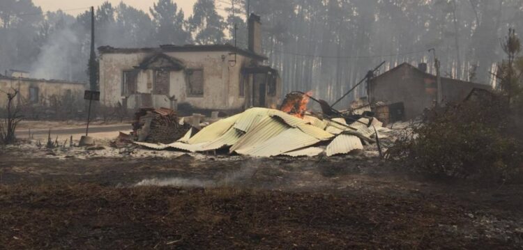 Chamas rondam base aérea em Monte Real