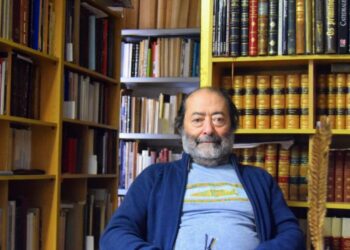 O homem que vive numa casa ‘forrada’ a livros