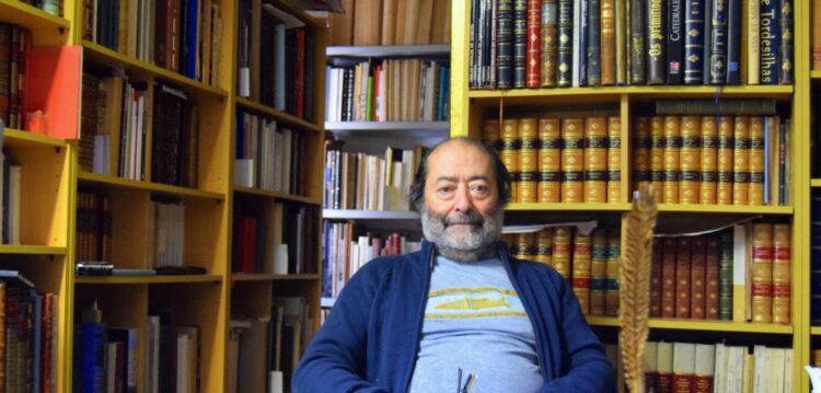 O homem que vive numa casa ‘forrada’ a livros