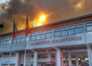 Quer ajudar os bombeiros que estão a combater o fogo para salvar as praias da nossa região?