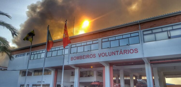 Quer ajudar os bombeiros que estão a combater o fogo para salvar as praias da nossa região?
