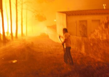 The Guardian e Time publicam imagens dos fogos da semana passada tiradas por fotojornalistas de Leiria