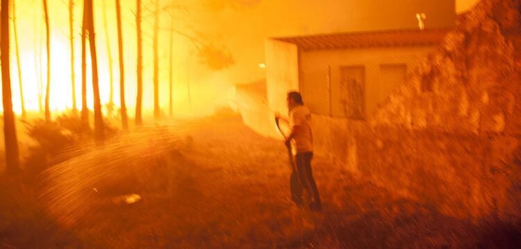 The Guardian e Time publicam imagens dos fogos da semana passada tiradas por fotojornalistas de Leiria
