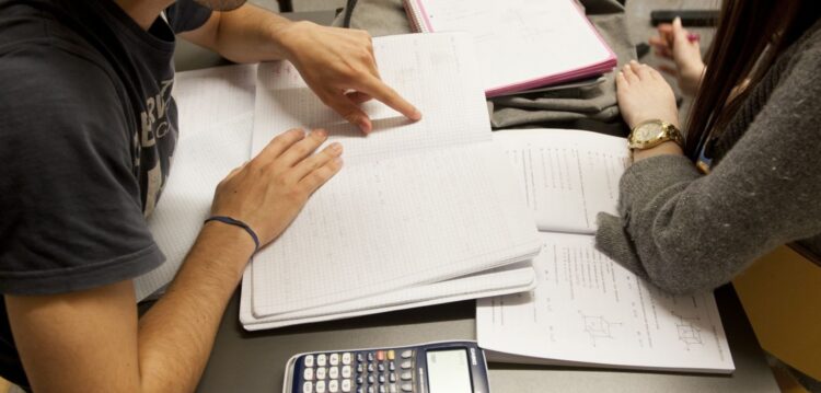 Alunos portugueses são quem mais valoriza trabalho em equipa – estudo OCDE