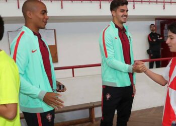 André Silva e João Mário visitaram escola de Vieira de Leiria