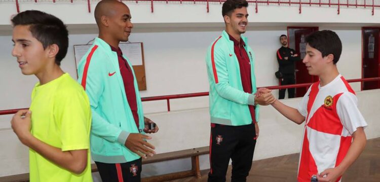 André Silva e João Mário visitaram escola de Vieira de Leiria