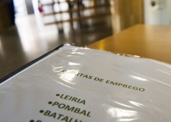 Economia repôs emprego mas com salários mais baixos