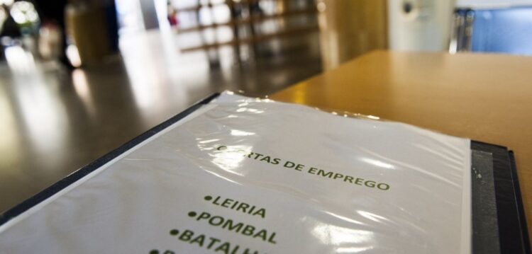 Economia repôs emprego mas com salários mais baixos