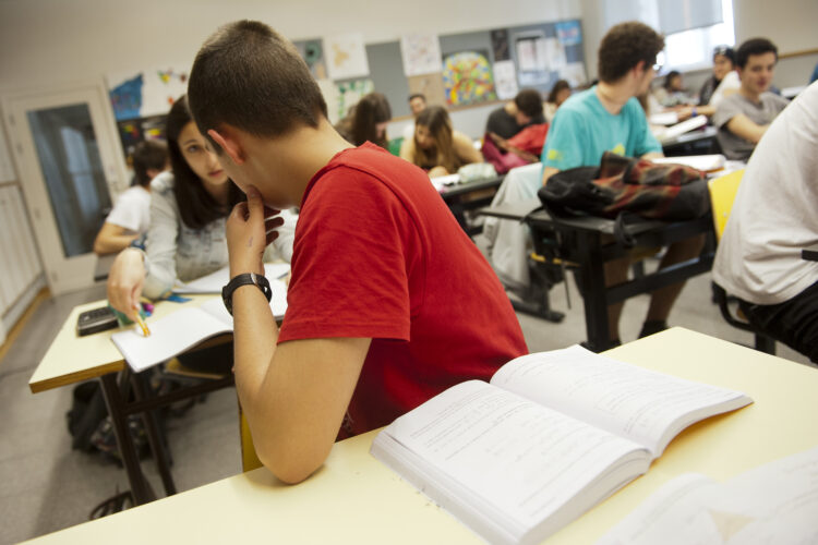 Menos dois alunos por turma custa 83,5 ME, reduzir chumbos em 50% poupa 124 ME