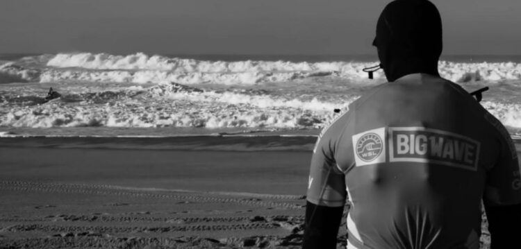 Ondas gigantes da Nazaré ganham primeiro lugar em festival de cinema. Veja o vídeo premiado.