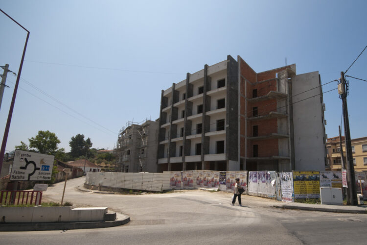 Aprovada conclusão de hotel iniciado há 14 anos em Porto de Mós