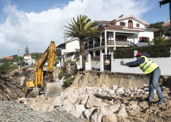 Cratera de 20 metros põe a nu degradação da rede de água de São Pedro de Moel