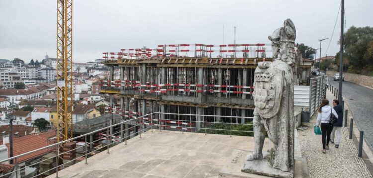 Edifício com cinco pisos junto ao Castelo alvo de contestação