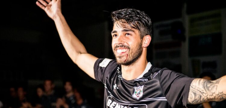 Este bruto dos queixos emigrante quer matar saudades e… ganhar