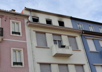 Incêndio no centro de Leiria leva mulher ao hospital por inalação de fumo