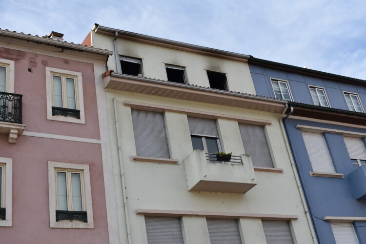 Incêndio no centro de Leiria leva mulher ao hospital por inalação de fumo