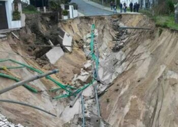 Veja o vídeo: Ruptura de conduta de água e abatimento de estrada em São Pedro de Moel resolvida