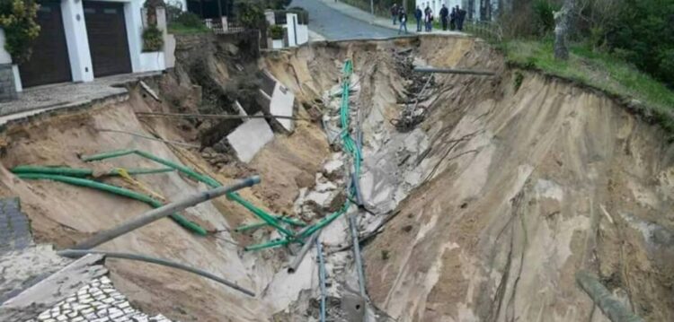 Veja o vídeo: Ruptura de conduta de água e abatimento de estrada em São Pedro de Moel resolvida