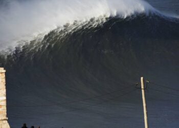 As ondas gigantes da Nazaré numa nova exposição de fotografia