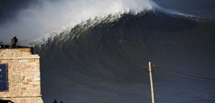 As ondas gigantes da Nazaré numa nova exposição de fotografia