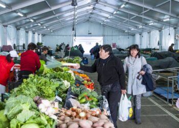 Um mercado em tendas há dez anos e um centro de saúde provisório há mais de 30