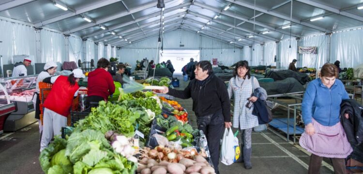 Um mercado em tendas há dez anos e um centro de saúde provisório há mais de 30