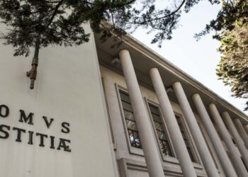 Arguido exalta-se em tribunal e é obrigado a sair