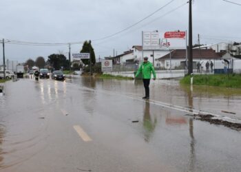 Inundação de estrada condiciona trânsito no Vale Gracioso