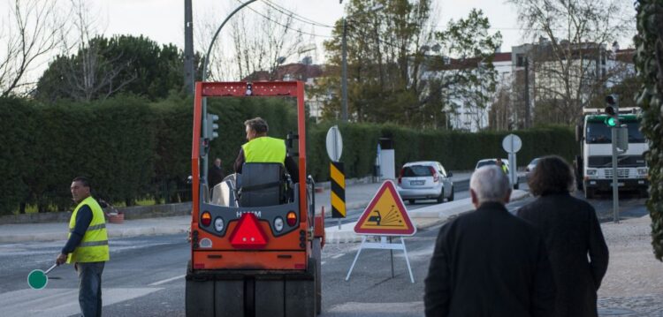 Moradores e lojistas contestam obras na estrada da Gândara