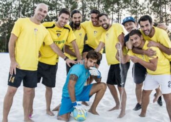 Craques do futebol de praia disputam torneio nos Pousos