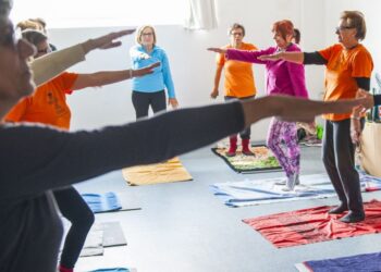 Ginástica, canto e tertúlias contra a monotonia