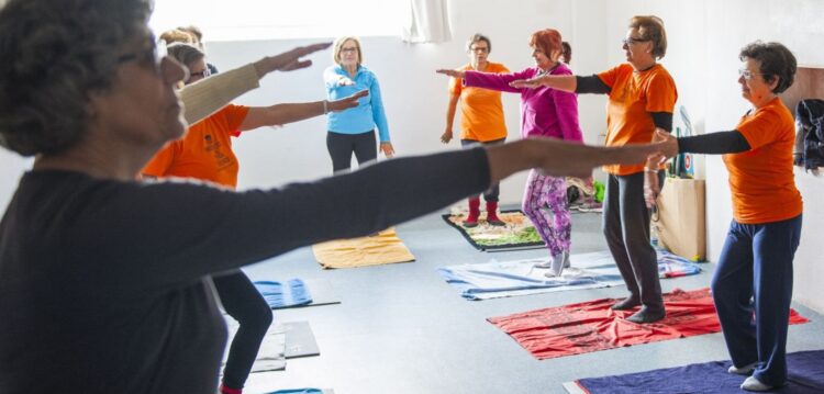 Ginástica, canto e tertúlias contra a monotonia